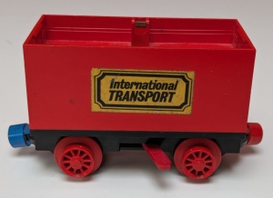 3443c10pb02-5G Batterijbox wagen, rode switch, 'International TRANSPORT' (Stickers) (PAKKETPOST) rood gebruikt *
