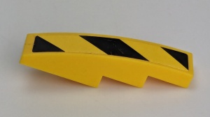 61678pb021-3G Dakpan gebogen 1x4 met gele en zwarte gevarenstrepen (Sticker) geel gebruikt *5R000