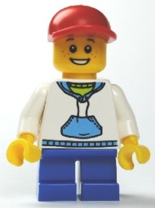 cty0192G Jongen, rode cap, witte hoody, korte blauwe benen gebruikt *0M0000