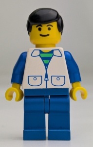 trn031G Jas met twee zakken, blauw hemd, blauwe broek, zwart haar gebruikt *0M0000