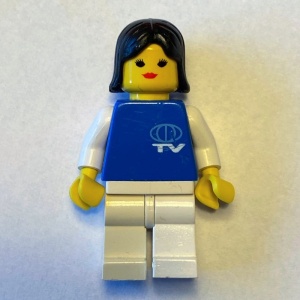 tv001G Vrouwn met shirt met TV Logo, witte broek en zwart haar gebruikt *0M0000