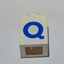 3005ptQb-1G Steen 1x1 met letter Q dik wit gebruikt *5V01-14