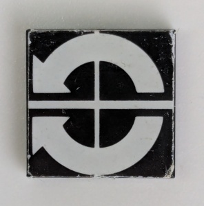 3068pb0338-11G Tegel 2x2 pijlen rond op zwarte achtergrond (Sticker) zwart gebruikt *5T05-32