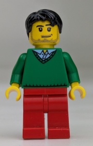 hol023G Man met groene trui, rode benen, glimlach en stoppelbaard gebruikt *0M0000