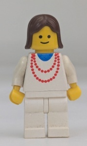 ncklc005G Vrouw met rode ketting en bruin haar gebruikt *0M0000