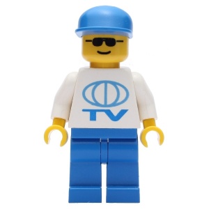 tv003G TV - blauwe cap, zwarte zonnebril, blauwe benen gebruikt *0M0000