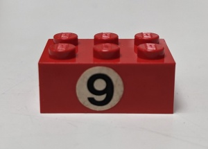 3002oldpb02-5G Steen 2x3 met zwarte '9' in witte cirkel (Sticker) rood gebruikt *5V11-01