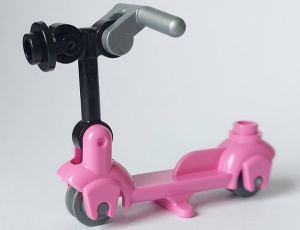 36273c07-47 Scooter met donkergrijze wielen en zilveren stuur roze, donker NIEUW *5K000