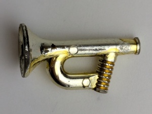 71342-21G Trompet CHROME DEELS WEG (zie foto) chroom goud gebruikt *1E020