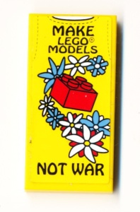 87079pb0046-3G Tegel 2x4 'MAKE LEGO MODELS, NOT WAR' (Sticker) geel gebruikt *5t14-02