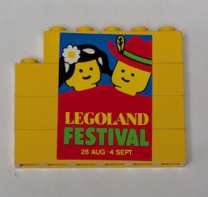 BA295pb01L-3G Stenen met sticker 'LEGOLAND FESTIVAL' Links geel gebruikt *5V06-07