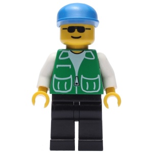 pck011G Groene jas met twee grote zakken, zwarte benen en blauwe pet gebruikt *0M0000