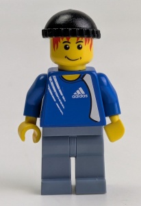 soc129sG Voetbal- Voetballer, zwarte cap, blauwe trui MET STICKER, zandblauwe benen gebruikt *0M0000