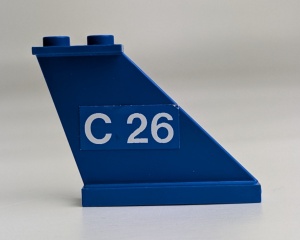 2340pb026R-7G Staart met C 26 op blauwe achtergrond RECHTS (sticker) blauw gebruikt *1D041