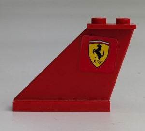 2340pb046L-5G Staart met Ferrari logo LINKS (sticker) rood gebruikt *1D041