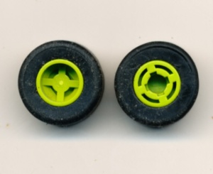 30027bc01-34 Wiel klein 8x9mm breed asgat met band (Slick) lime NIEUW *5W000