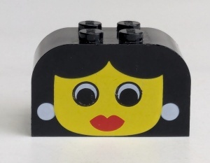 4744px14-3G Steen 2x4x2 met ronde top Gezicht meisje met rode lippen geel gebruikt *0K0000