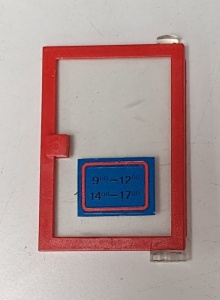 73435c01pb01-5G Deur 1x4x5 rechts met groot glas met blauwe sticker openingstijden rood gebruikt *5S051