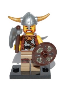 col04-6 Viking met bijl aan stok en schild, voetstuk NIEUW *0M0000