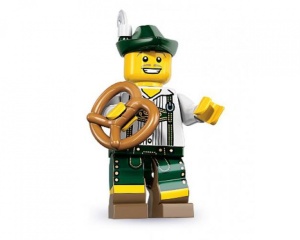 col08-3G Jongen met lederhosen, pretzel en standaard gebruikt *0M0000