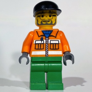 cty0049 Man met zwarte pet, bril en baard, oranje jas en groene broek NIEUW *0M0000