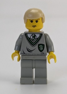 hp040Gb Draco Malfoy, Slytherin Torso, Lichtgrijze benen ZONDER CAPE gebruikt *0M0000