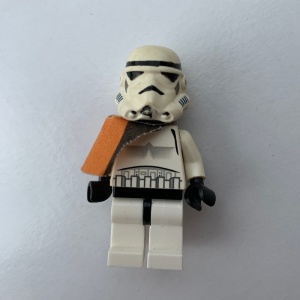 sw0109aG Sandtrooper, oranje/zwarte cape, helm met dichte mond gebruikt *0M0000