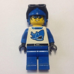 twn002G Blauwe vliegeniershelm, hoofd met kleine zwarte zonnebril, vliegeniersbril, shirt met haar, blauwe broek gebruikt *0M0000
