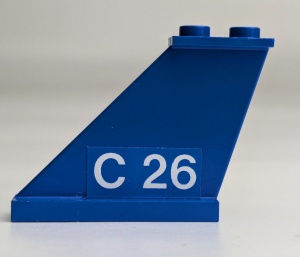 2340pb026L-7G Staart met C 26 op blauwe achtergrond LINKS (sticker) blauw gebruikt *1D041