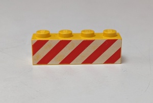 3010p15-3G Steen 1x4 met rode diagonale strepen geel gebruikt *5V04-05