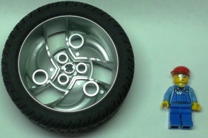 32197c01-67 Wiel 81.6x34 ZR Three Spoke Swirl, met Black Tire 81.6x34 ZR dun Sporty Tread (32197 / 32196) zilver, metallic NIEUW *5W000 - Img 2
