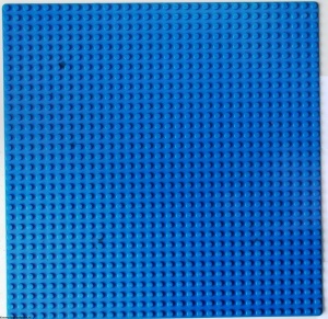 3811-7GB Basisplaat 32x32 klein verkleurd randje blauw gebruikt *3K000
