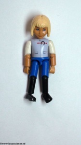belvFem64 Vrouw- donkerblond krullend haar, wit topje, ketting, witte broek NIEUW *