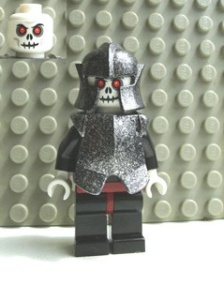 cas331G Undead- Skeletstrijder 5, met zwart gespikkeld harnas en helm, zwarte benen donkerrode heupen gebruikt *0M0000 - Img 1
