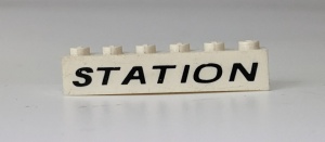 crssprt02pb04-1G Steen 1x6 ZONDER bodemtubes STATION dun en cursief wit gebruikt *5V05-01