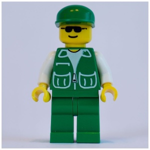 pck020G Man met groene jas, groene benen en groene pet gebruikt *0M0000
