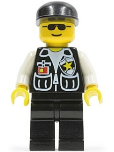 soc045G Politie - Sheriff, zwarte benen, witte armen, zwarte pet, zonnebril gebruikt *0M0000