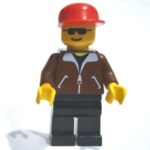 trn021G Rode cap, zwarte zonnebril, bruine jas en zwarte benen gebruikt *0M0000