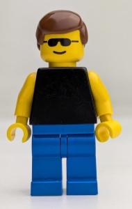 trn034G Zwart torso, gele armen, blauwe benen, bruin haar, zonnebril gebruikt *0M0000