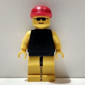 trn037G Zwarte torso met gele armen, gele benen, zonnebril, rode Cap gebruikt *0M0000