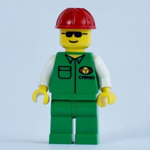 car002G Cargo - groen shirt met logo, groene benen, rode valhelm gebruikt *0M0000 - Img 2