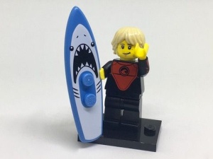 col17-1 Professionele surfer met surfbord en standaard NIEUW *0M0000