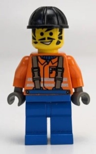 con006G Bouwvakker - Oranje shirt, zwarte helm gebruikt *0M0000