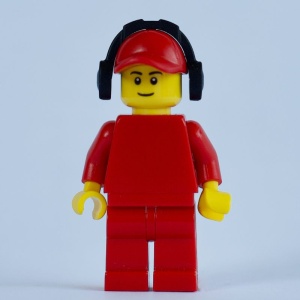 pln177G Man met rode torso, rode benen en koptelefoon gebruikt *0M0000