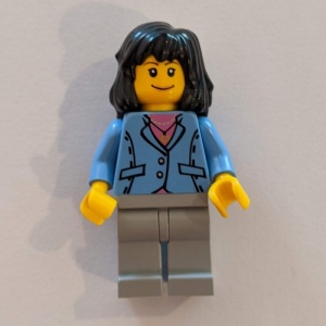 trn125G Vrouw met middenblauw jasje, lichtblauwe benen en zwart haar gebruikt *0M0000