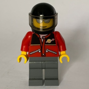 twn060G Rode jas, zakken met rits en classic space logo, donkerblauwgrijze benen, zwarte helm en zonnebril gebruikt *0M0000