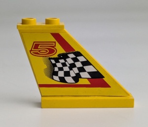2340pb002R-3G Staart met geblokte vlag en nummer 5 RECHTS (sticker) geel gebruikt *1D041