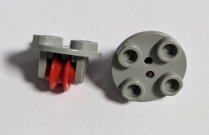 2655c01-9G Platte plaat 2x2 rond met wielhouders MET wiel lichtgrijs (klassiek) gebruikt *0L000