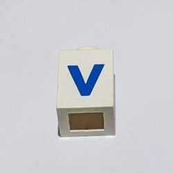 3005ptVb-1G Steen 1x1 met letter V dik wit gebruikt *5V01-14