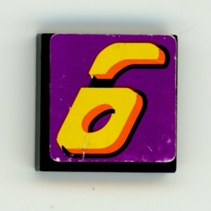 3068bpb0106-11G Tegel 2x2 met nummer 6 op paarse achtergrond (Sticker) zwart gebruikt *5T05-31